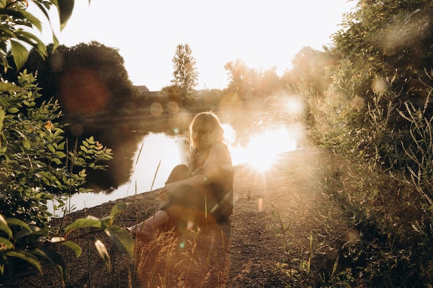 Foto chica de retrato bajo el sol