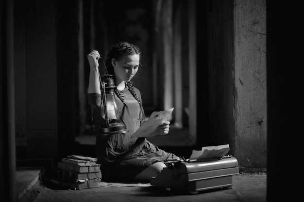 Chica retro en la casa vieja leyendo libros y escribiendo una historia