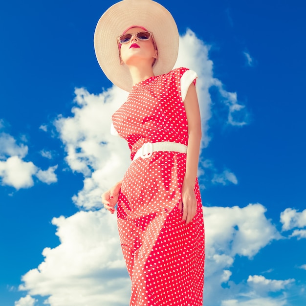 Chica retro de moda en el fondo de cielo azul