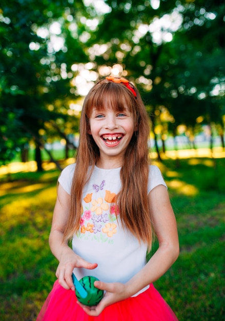 Chica riendo, alegre retrato.