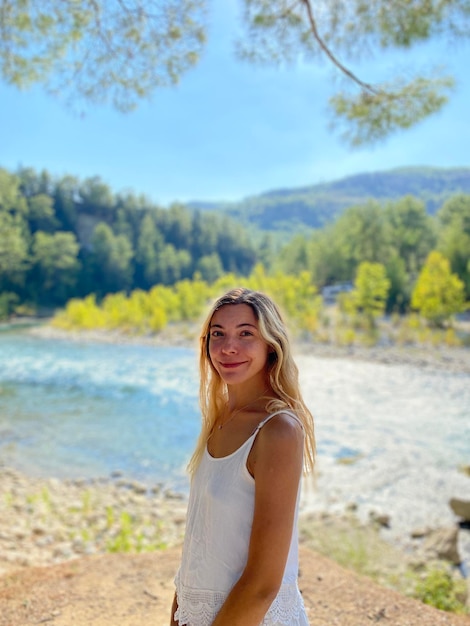 Chica de río de montaña en vestido blanco Turquía. Viaje de otoño de verano.