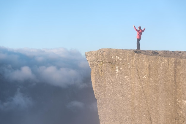 Foto la chica en la roca preikestolen noruega