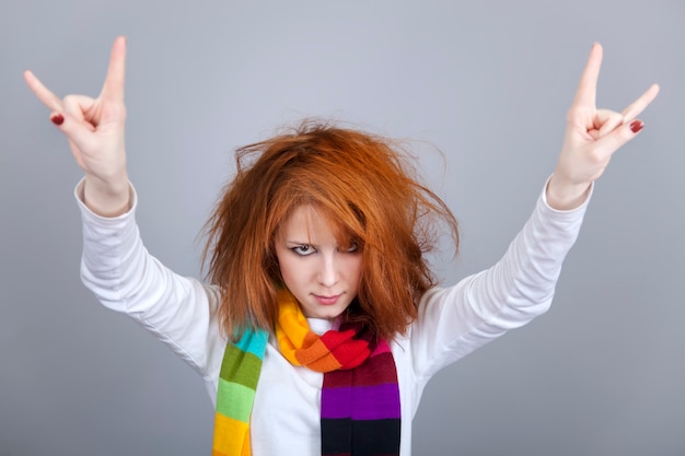 Chica de rock pelirroja en bufanda.