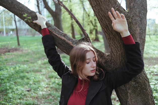 La chica de rojo se une a la naturaleza