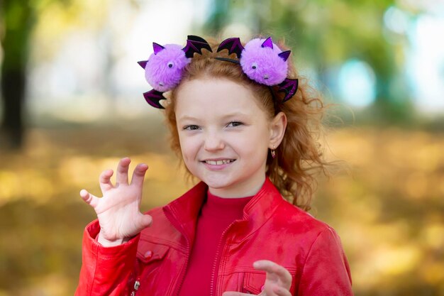 Una chica con ropa casual y con una diadema con Halloween