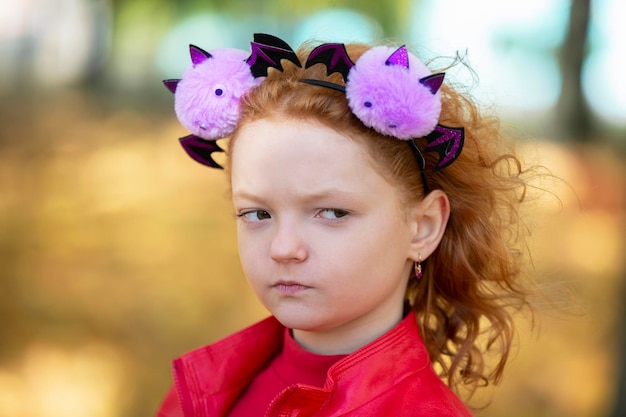 Una chica con ropa casual y con una diadema con Halloween