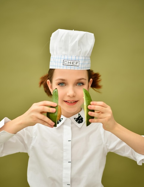 Una chica con ropa de chef con aguacate Cocina