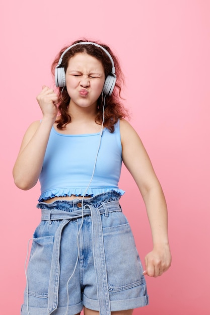 Chica en ropa de moda con auriculares entretenimiento musical