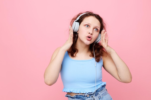 Chica en ropa de moda con auriculares entretenimiento musical