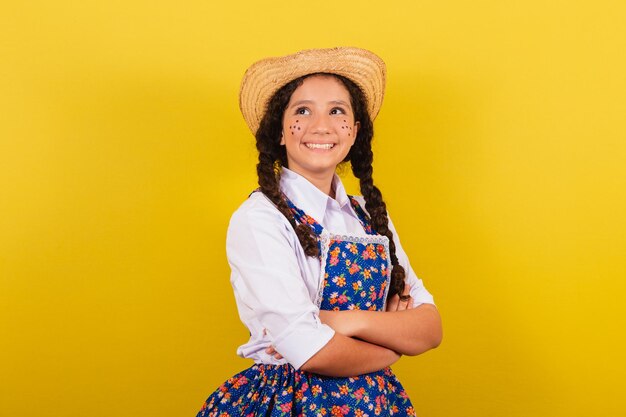 Chica con ropa típica de Festa Junina Brazos cruzados sonriendo y feliz Por el Festival do Arraia