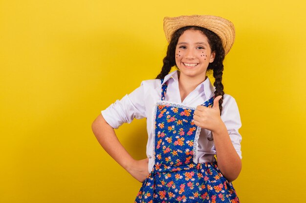 Chica con ropa típica de Festa Junina Pulgar arriba aprobación sí positivo Para el Festival do Arraia