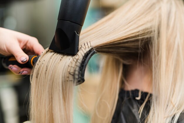 Chica rubia arreglándose el pelo