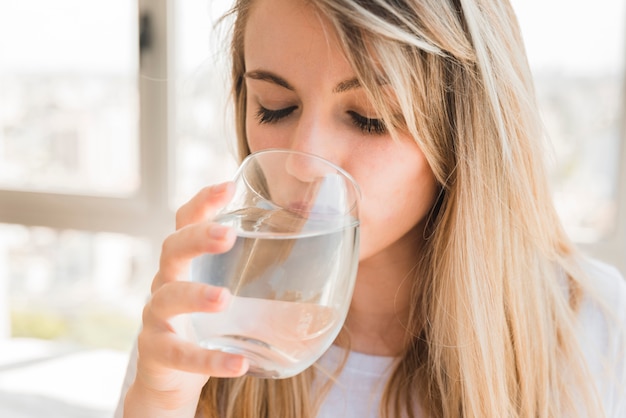 Chica rubia bebiendo agua