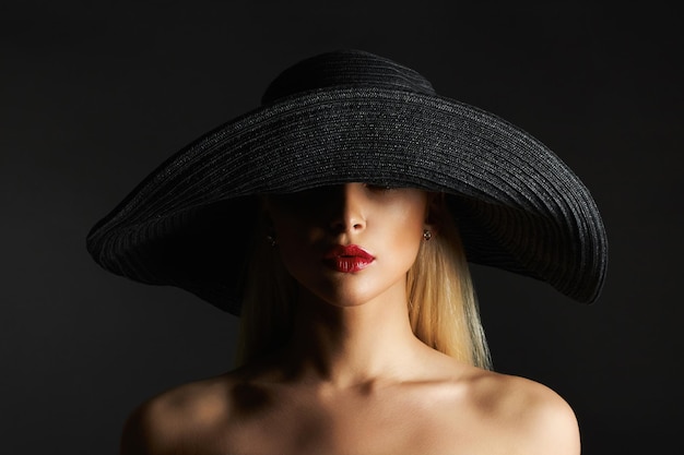 Chica rubia de belleza de moda con sombrero