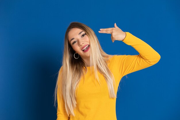 Chica rubia con una camiseta amarilla