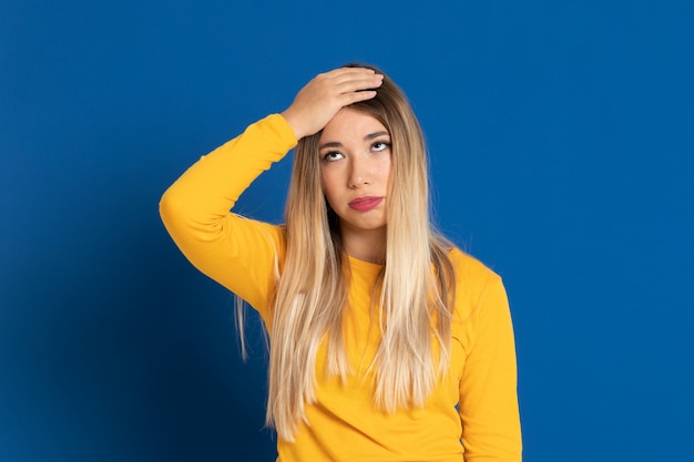 Chica rubia con una camiseta amarilla