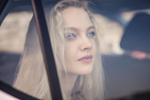 Chica rubia en un coche