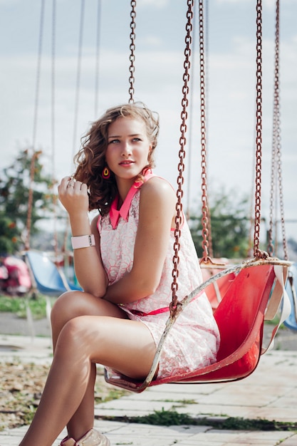 Chica rubia disfrutando el verano en el parque