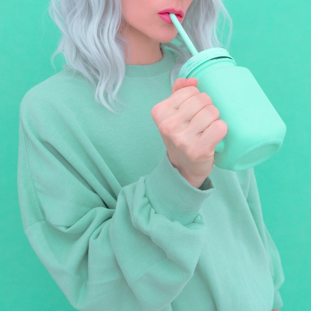 Chica rubia estética beber batido fresco Diseño monocromático minimalista tendencia Aqua menthe