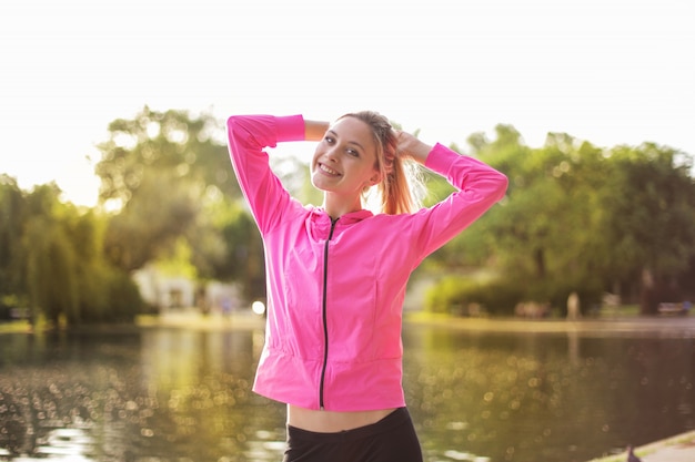 Chica rubia feliz en traje de correr