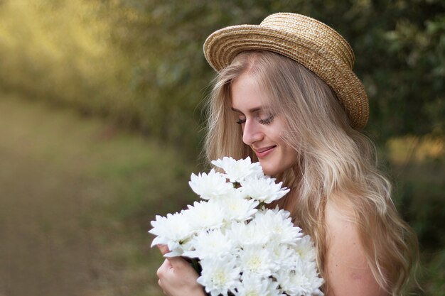 chica rubia con flores blancas