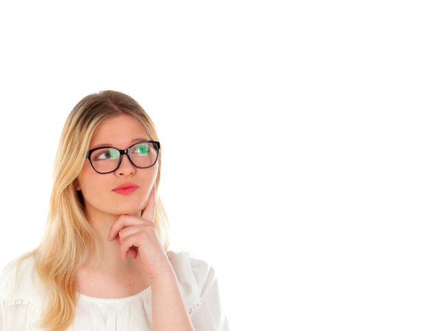 Chica rubia con gafas negras