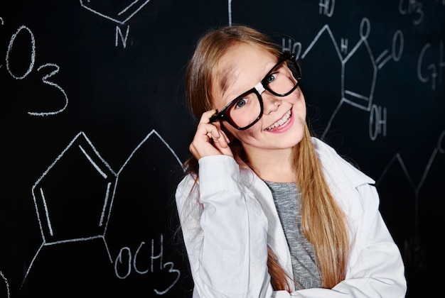 Chica rubia y linda en el aula de química