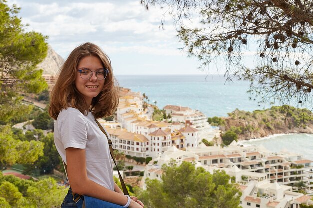 Chica rubia con el mar al fondo