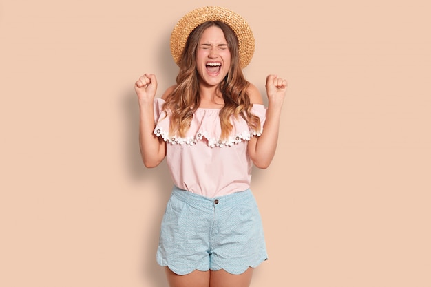 chica rubia en ropa de verano gritando