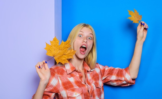 Chica rubia sorprendida con hojas de arce otoño mujer moda mujer sonriente jugando con hojas