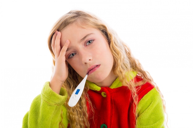 Chica rubia con termómetro y gripe fría en pijama.