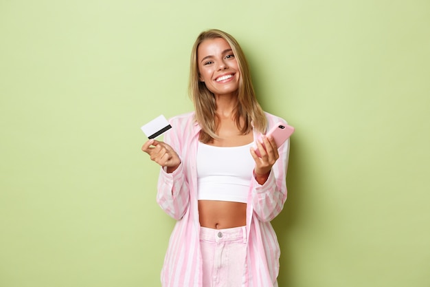 Chica rubia con un traje rosa posando