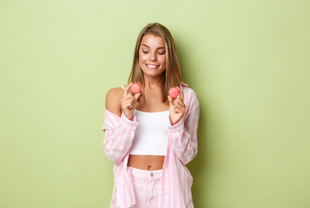 Chica rubia con un traje rosa posando