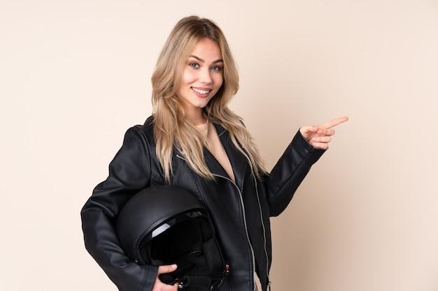 Chica rusa con un dedo acusador de casco de motocicleta
