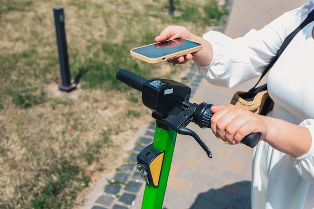 Chica en un scooter eléctrico en el primer plano de la ciudad Transporte ecológico urbano