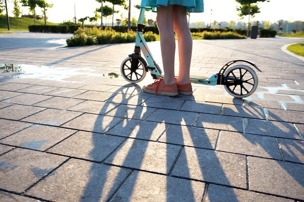 Chica en un scooter