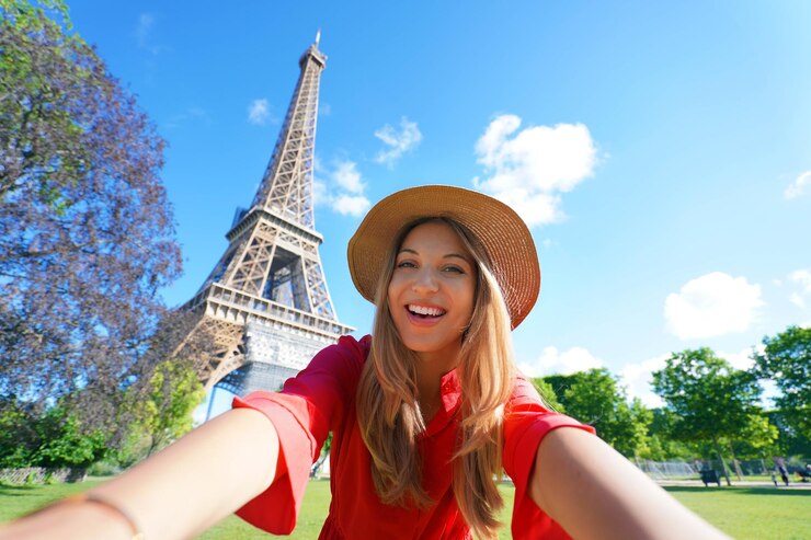 Foto chica selfie en parís francia mujer joven turista tomando autorretrato con la torre eiffel en parís