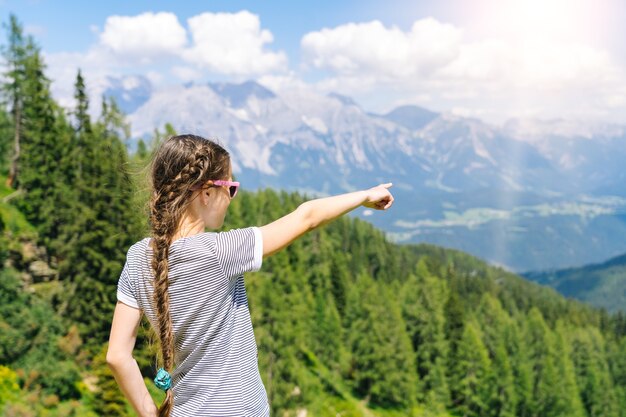 Chica senderismo en un hermoso día de verano en las montañas de los Alpes Austria,