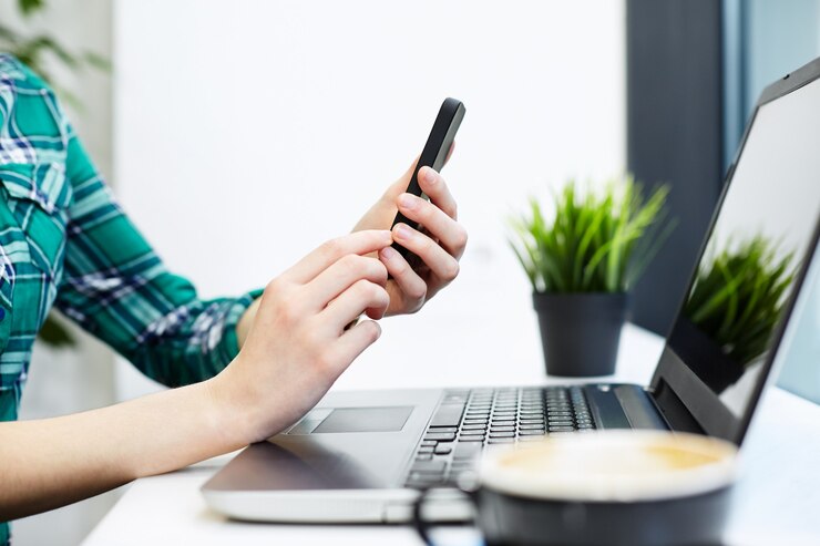 Foto chica sentada en la cafetería con una computadora portátil y una taza de café, concepto independiente, proceso de trabajo, escaneo de códigos qr, compras en línea.