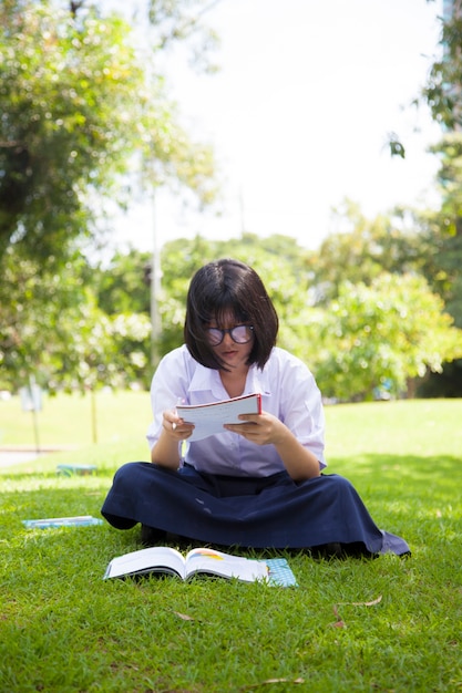 Chica sentada tarea y lectura.