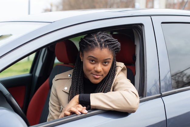 La chica seria en un coche, afroamericana