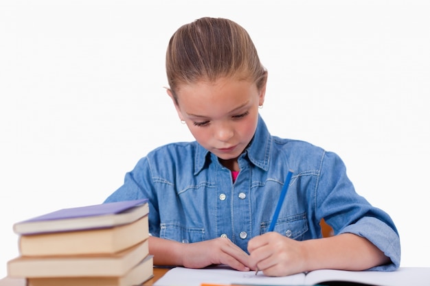 Chica seria escribiendo en un cuaderno