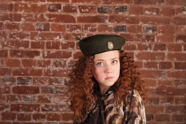 La chica seria en traje militar