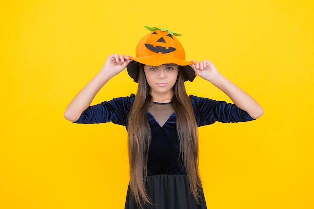 Chica seria usar sombrero de calabaza en la celebración de la fiesta de disfraces de halloween en la fiesta tradicional de otoño de todos los santos feliz halloween