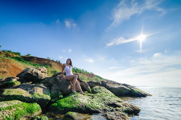 Foto chica sexy descansa en la playa.