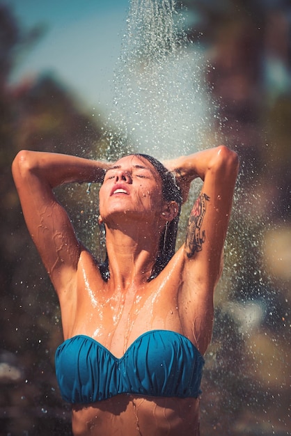 Foto chica sexy feliz tomar ducha en el mar caribe mujer sensual feliz en traje de baño bajo el agua al aire libre