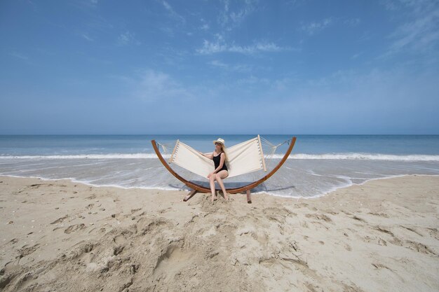 chica en una silla de playa