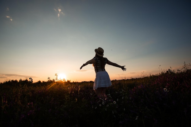 Chica sintiéndose feliz estando conectada con la naturaleza