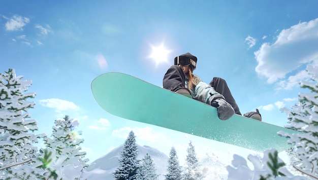 Chica snowboarder en acción Deportes extremos de invierno