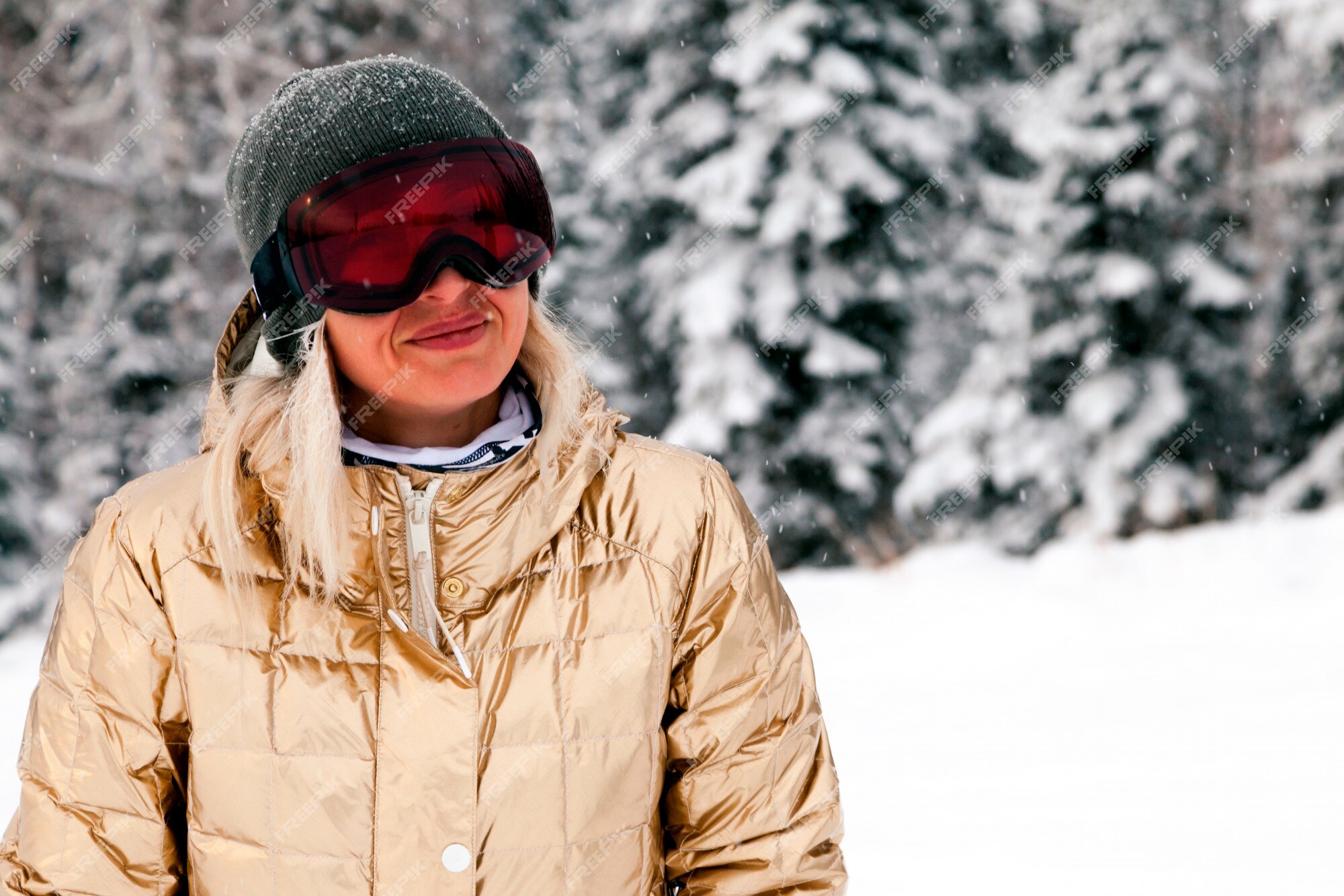 Chica snowboarder en deportiva dorada y atuendos se encuentra en bosque nevado de alta montaña. concepto descanso después de esquiar | Foto Premium